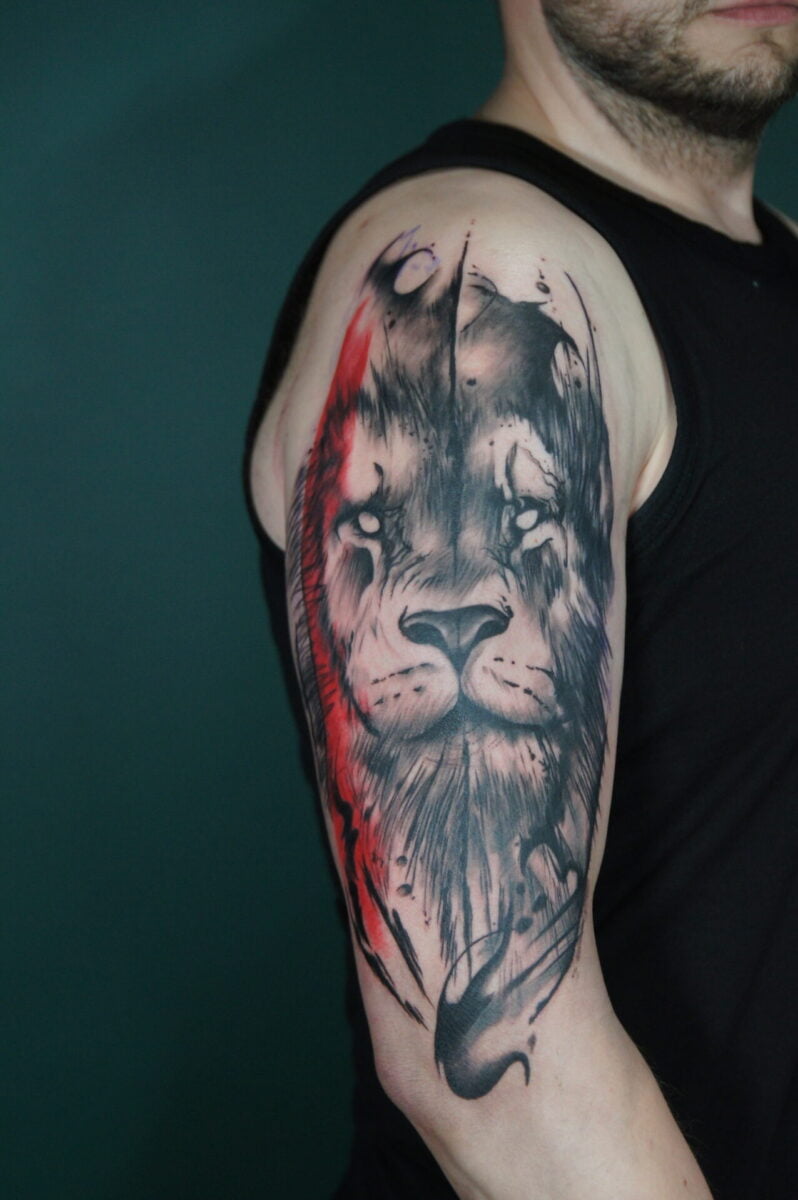 Tatuaż czarno-czerwony Lew