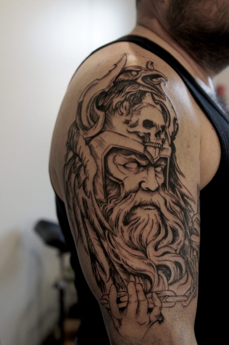 tatuaz graficzny mezczyzna z broda