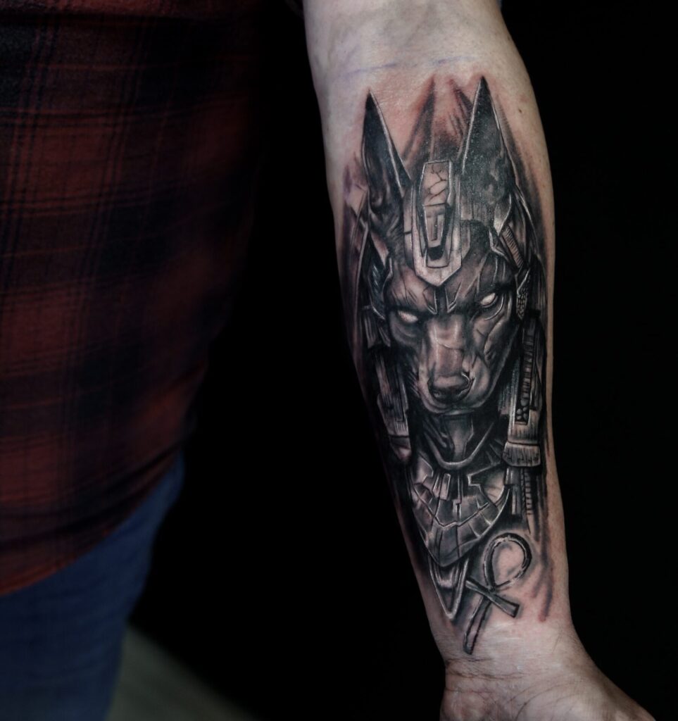 tatuaz realistyczny anubis