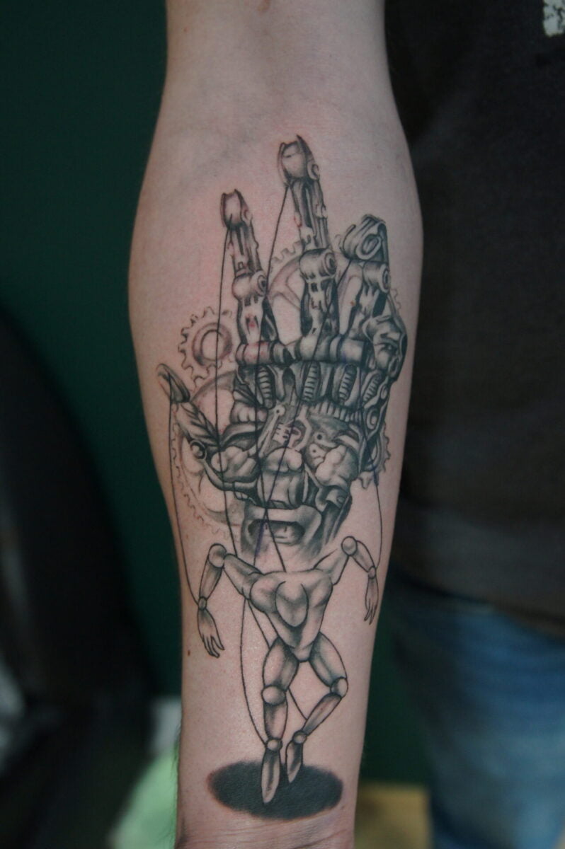 Tatuaż realistyczny biomechaniczna ręka
