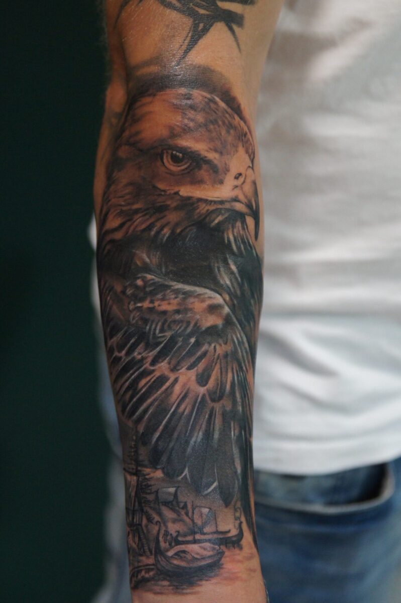 tatuaz realistyczny cover sokol