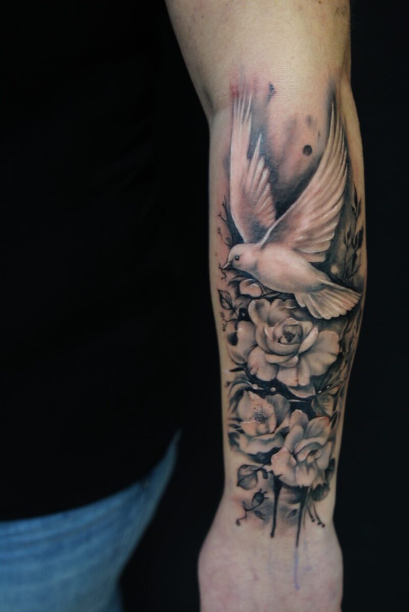 tatuaz realistyczny golab kwiaty