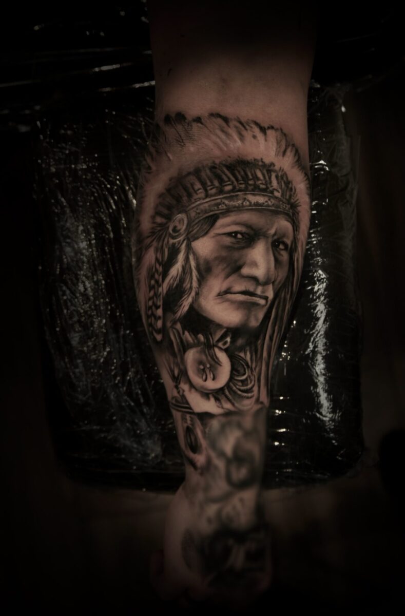 tatuaz realistyczny indianin