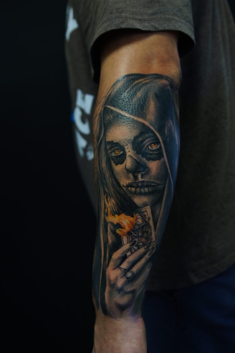 tatuaz realistyczny kobieta w kapturze plomien