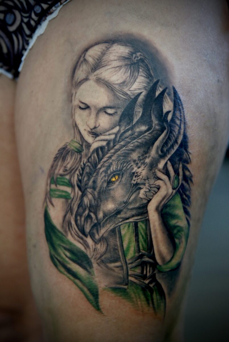 tatuaz realistyczny kobieta ze smokiem