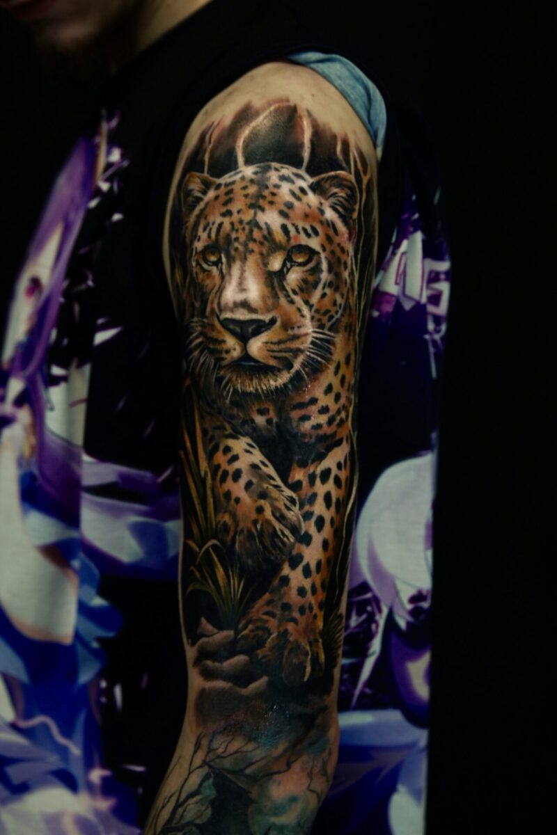 Tatuaż realistyczny kolorowy lampart
