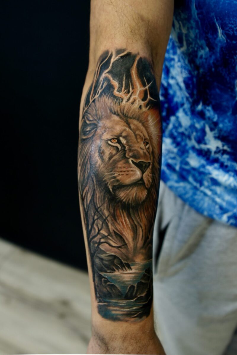 Tatuaż realistyczny kolorowy lew
