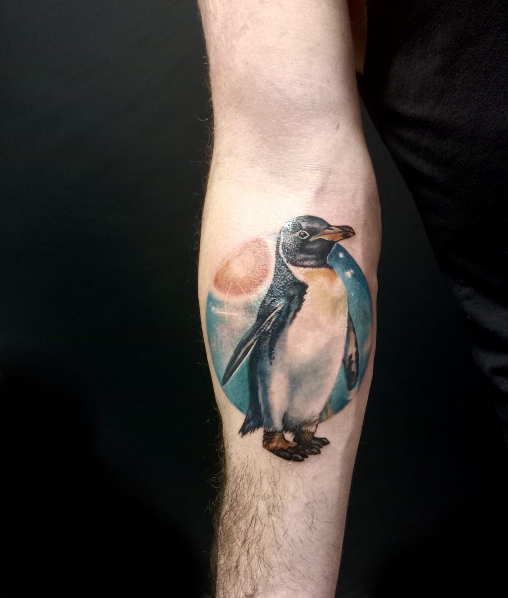 tatuaz realistyczny kolorowy pingwin