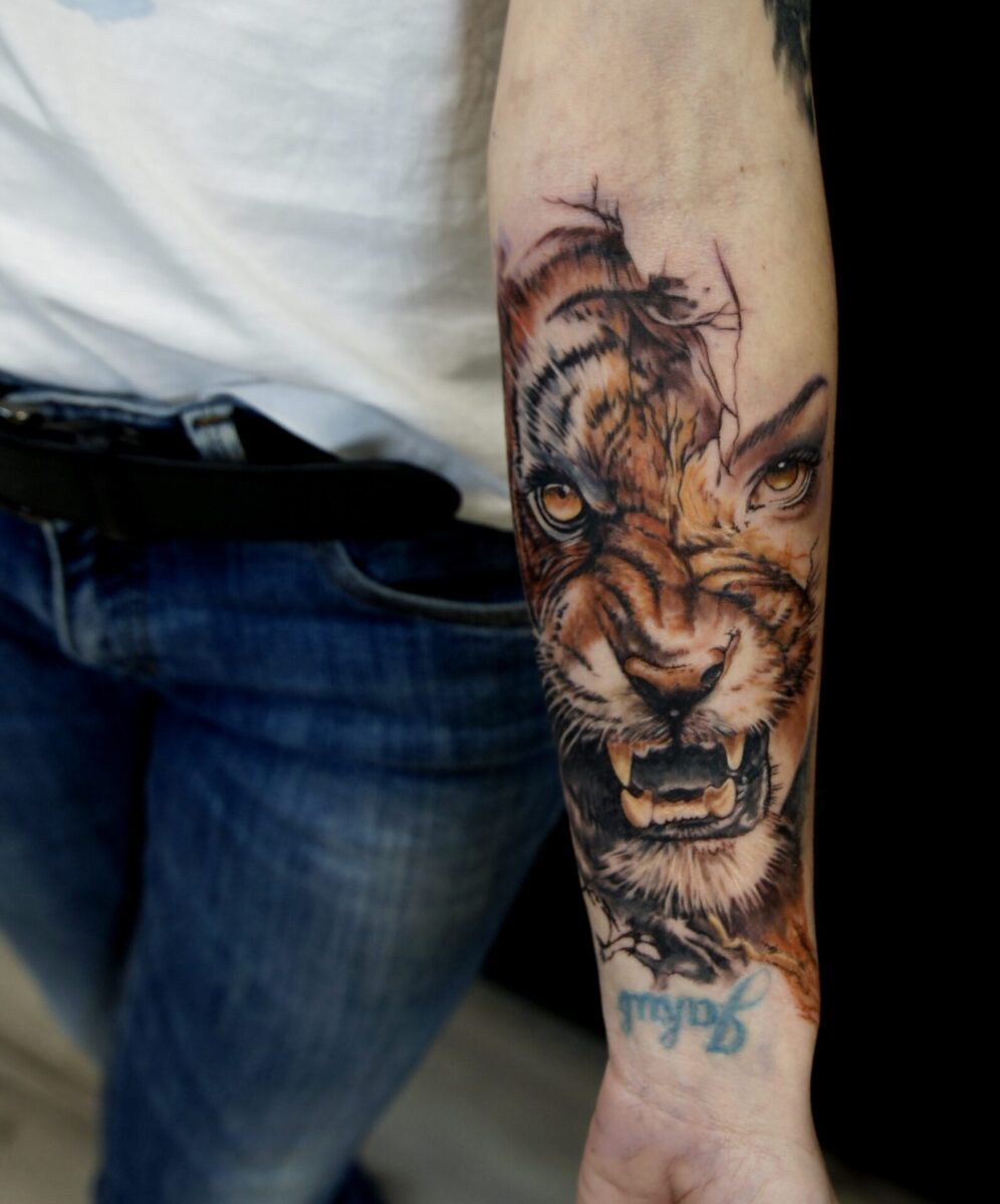 Tatuaż realistyczny kolorowy tygrys z okiem kobiety