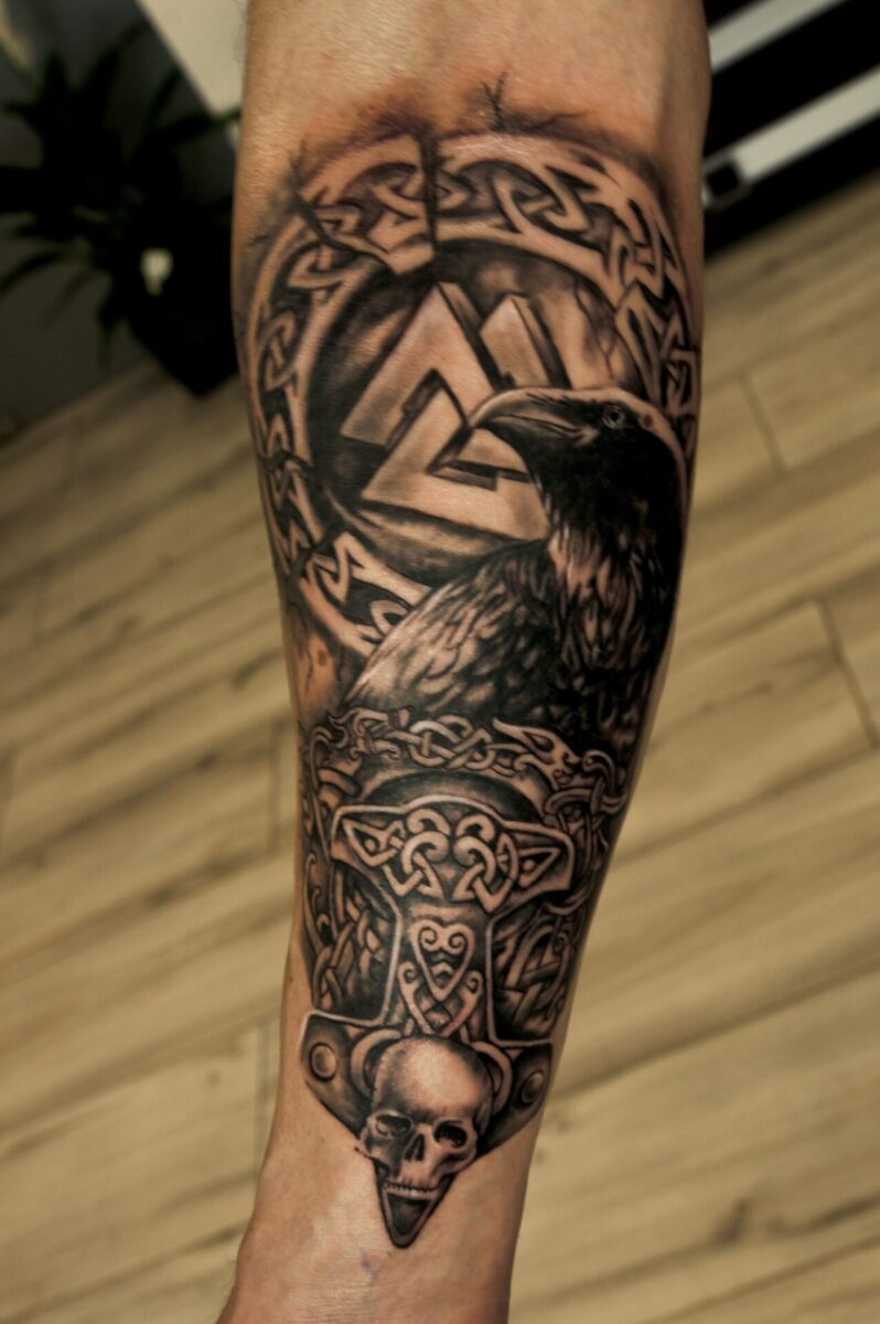 tatuaz realistyczny kruk