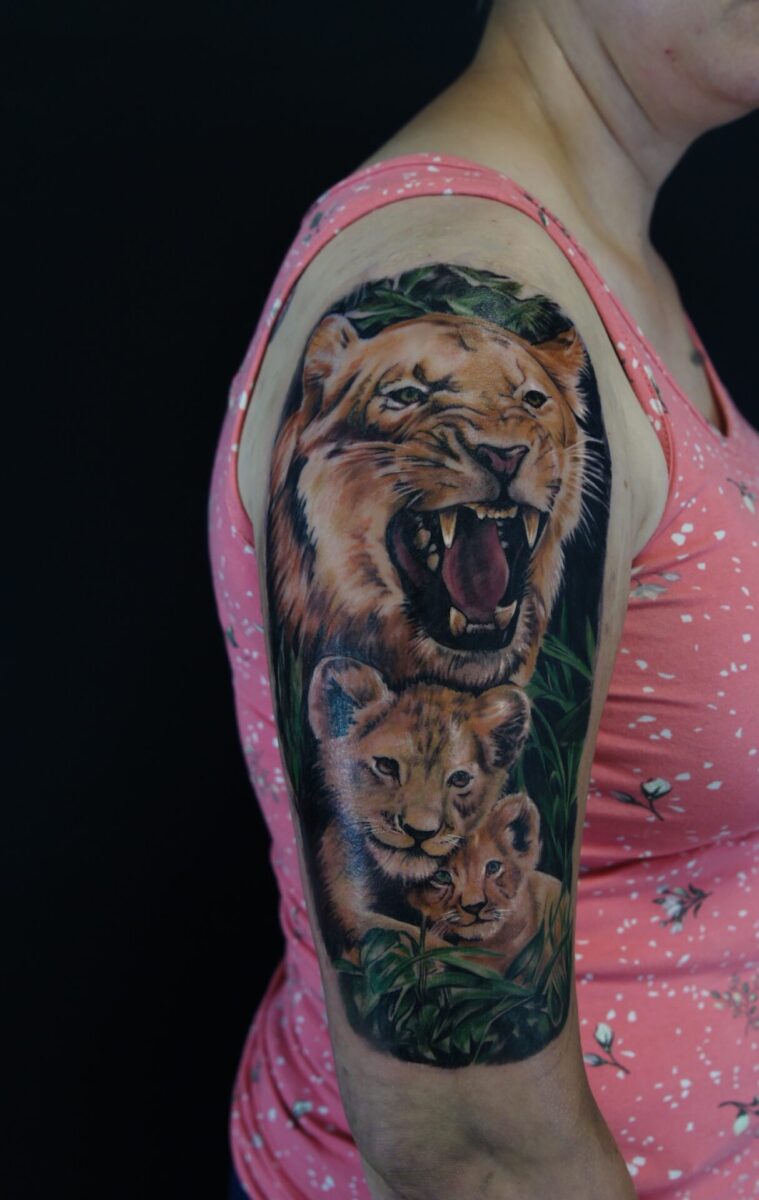 tatuaz realistyczny lew lwica z mlodymi lwiatkami