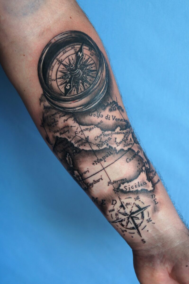 Tatuaż realistyczny mapa kompas
