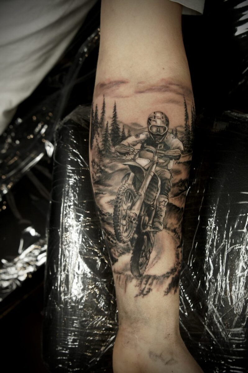 tatuaz realistyczny motocykl
