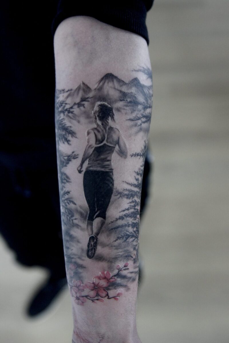 tatuaz realistyczny motyw biegania