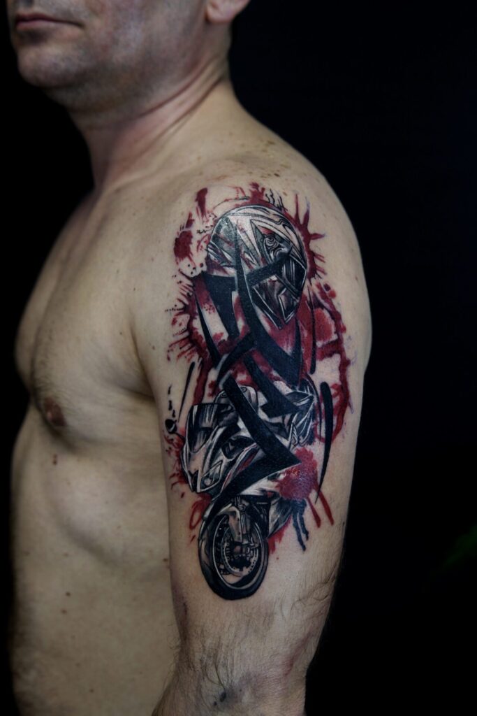 Tatuaż realistyczny motyw motocyklowy