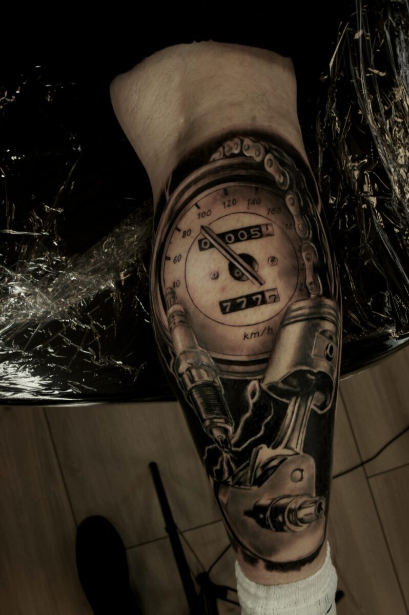 Tatuaż realistyczny motyw motocyklowy tłoki licznik