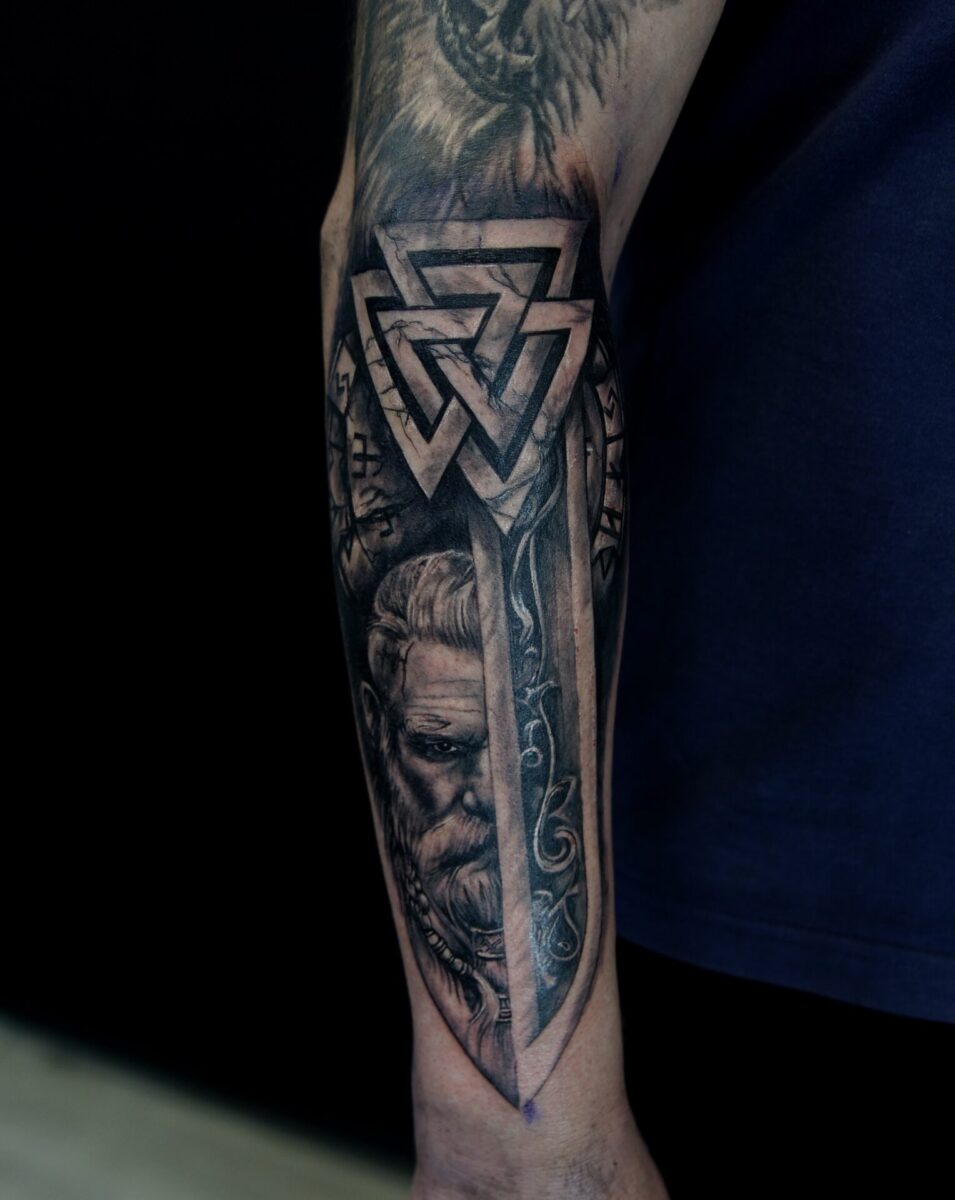 Tatuaż realistyczny motyw wikinga z mieczem