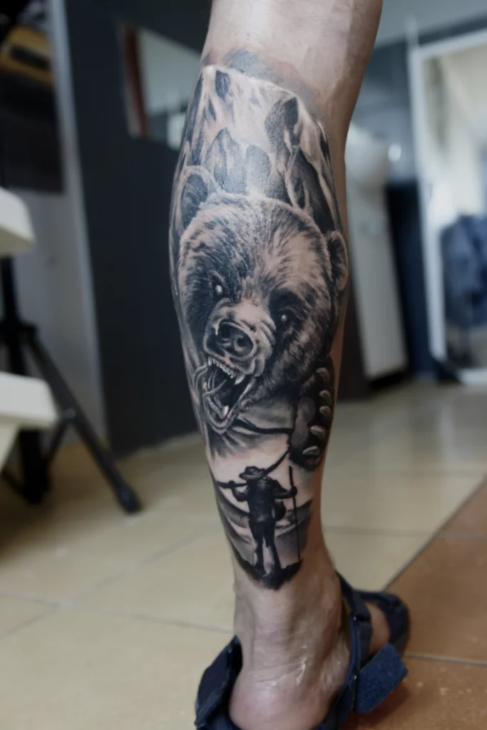tatuaz realistyczny niedzwiedz gory