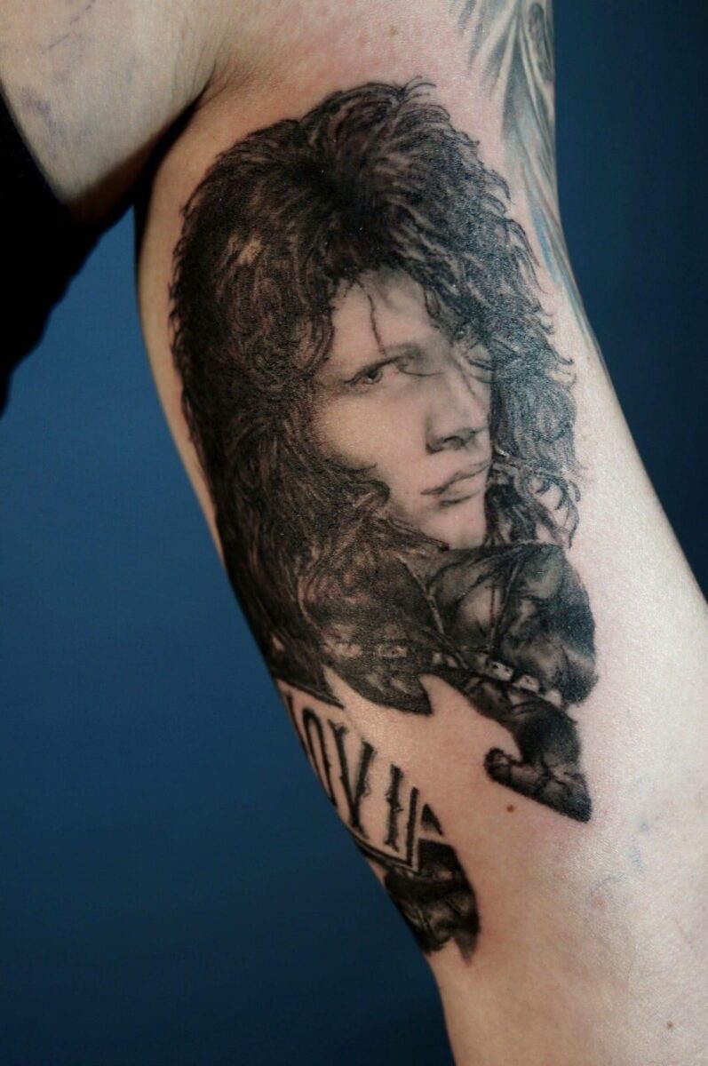tatuaz realistyczny portret bon jovi