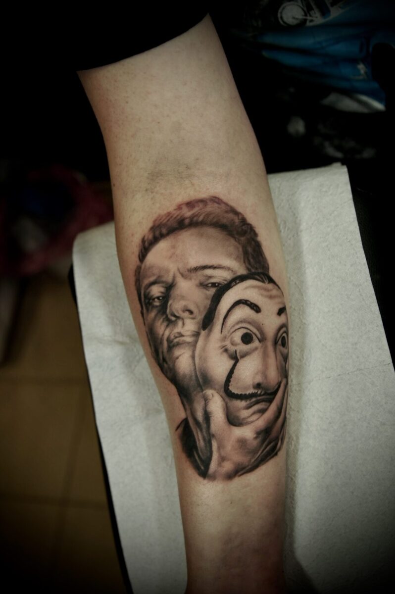 tatuaz realistyczny portret dom z papieru berlin