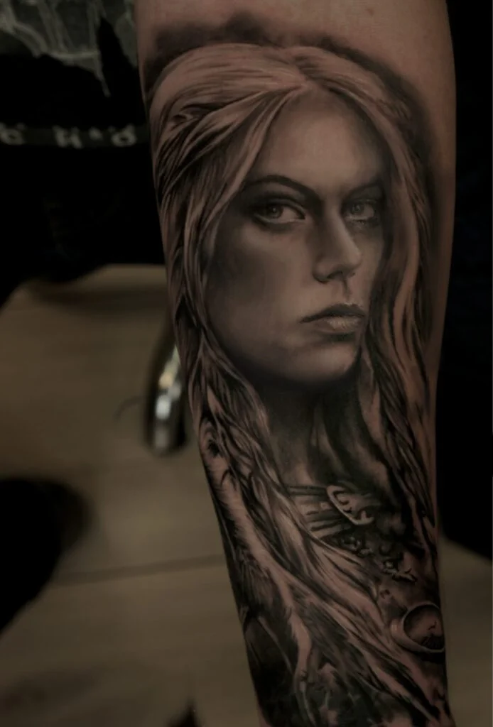 Tatuaż realistyczny portret kobieta wiking