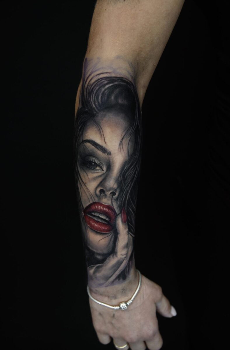 Tatuaż realistyczny portret kobiety