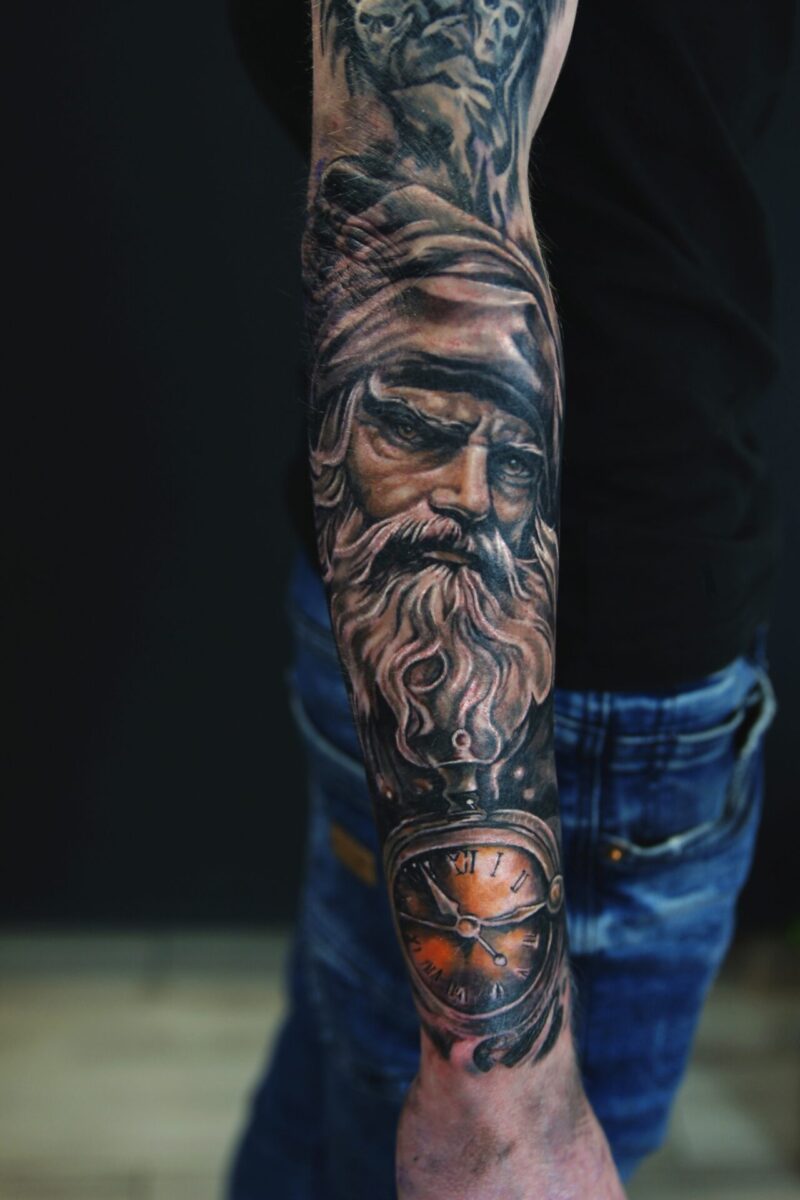 Tatuaż realistyczny portret mężczyzna z zegarem