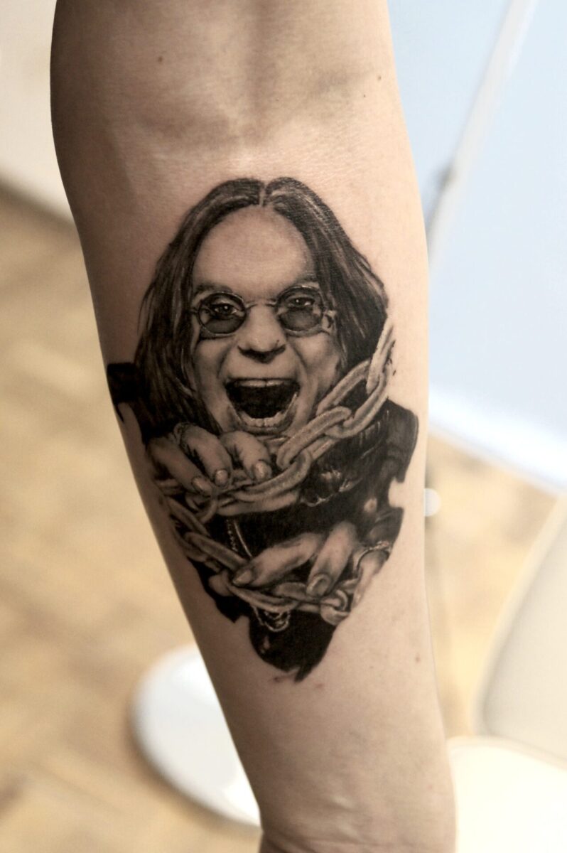 Tatuaż realistyczny portret Ozzy Osbourne