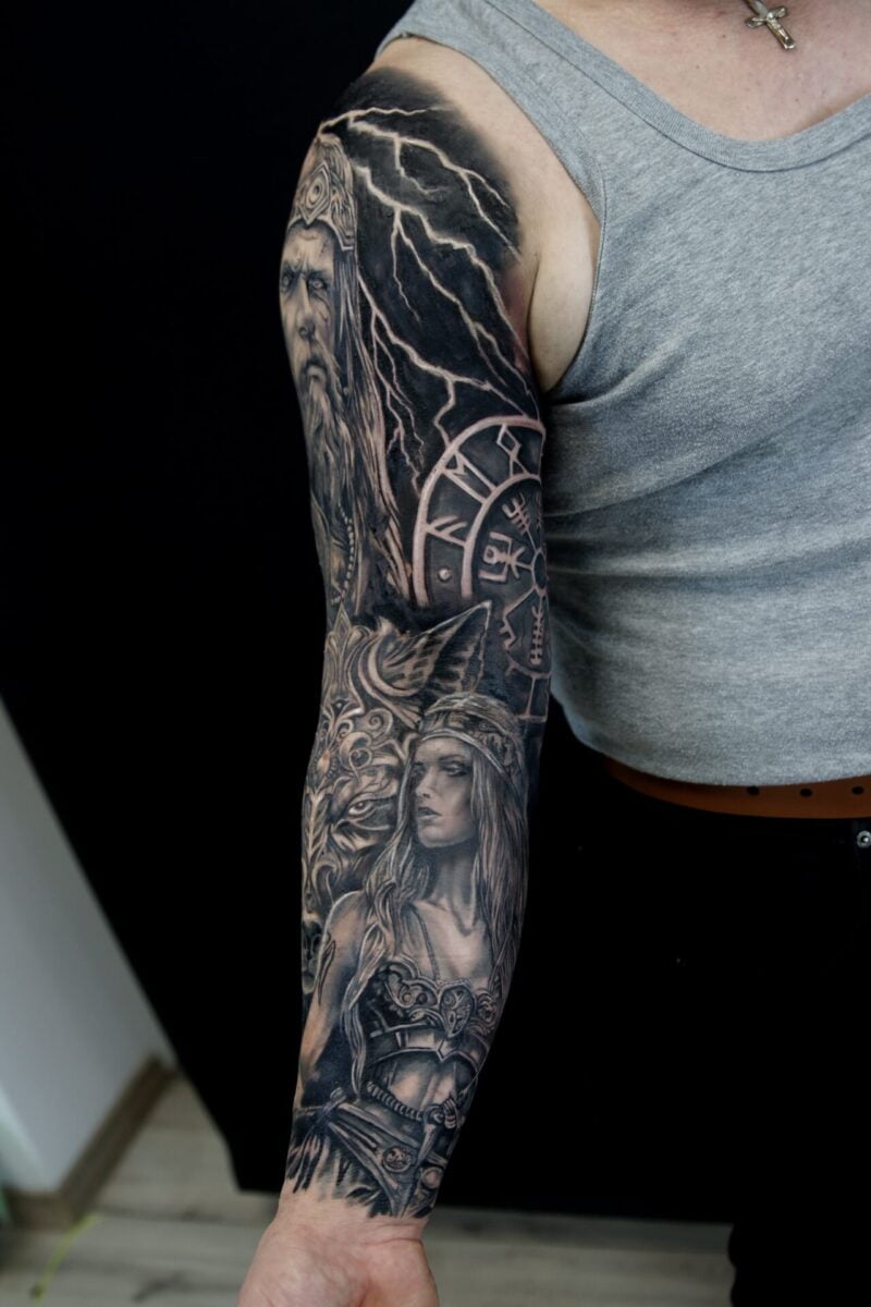 Tatuaż realistyczny rękaw motyw wikingów (1)