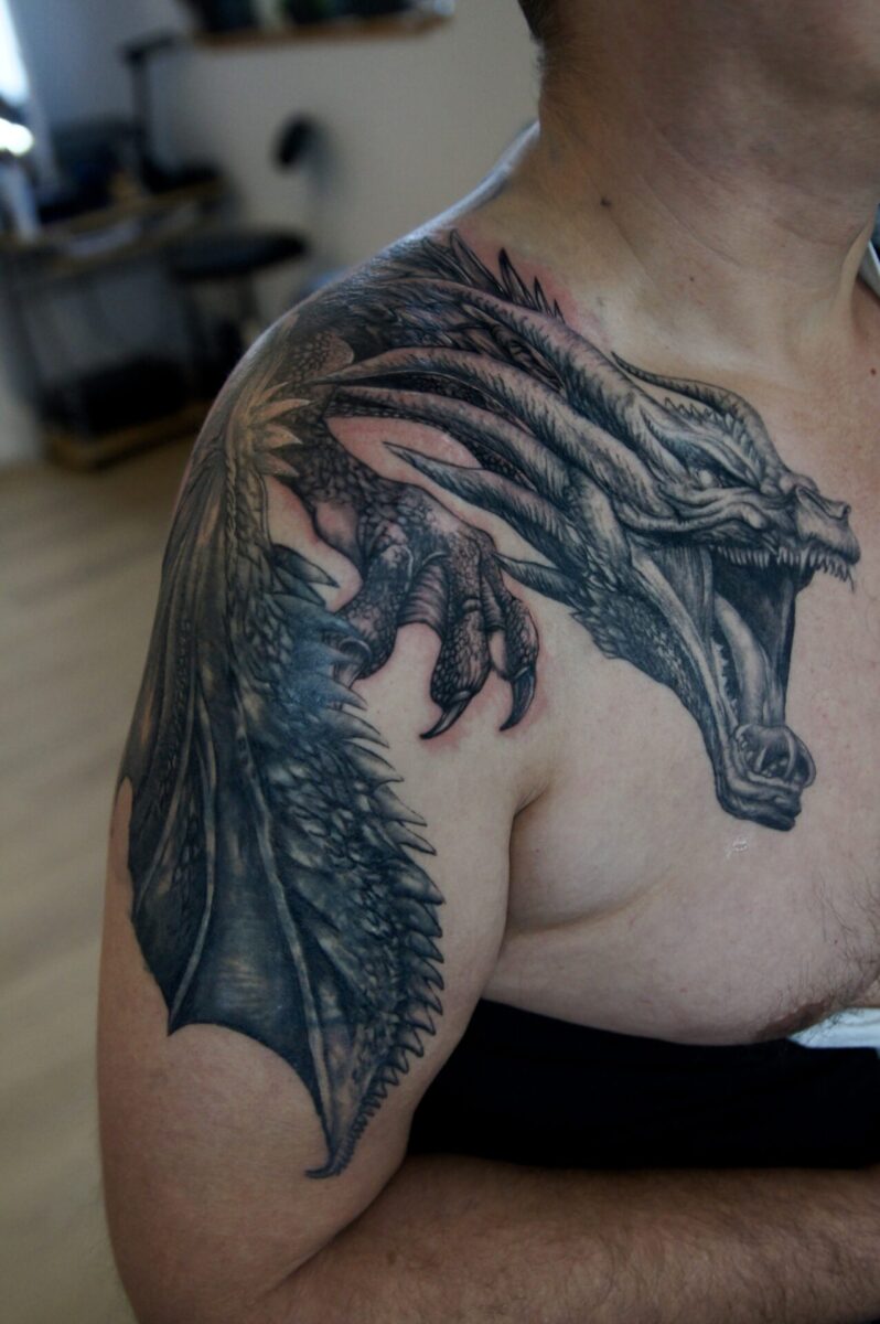 tatuaz realistyczny smok na barku