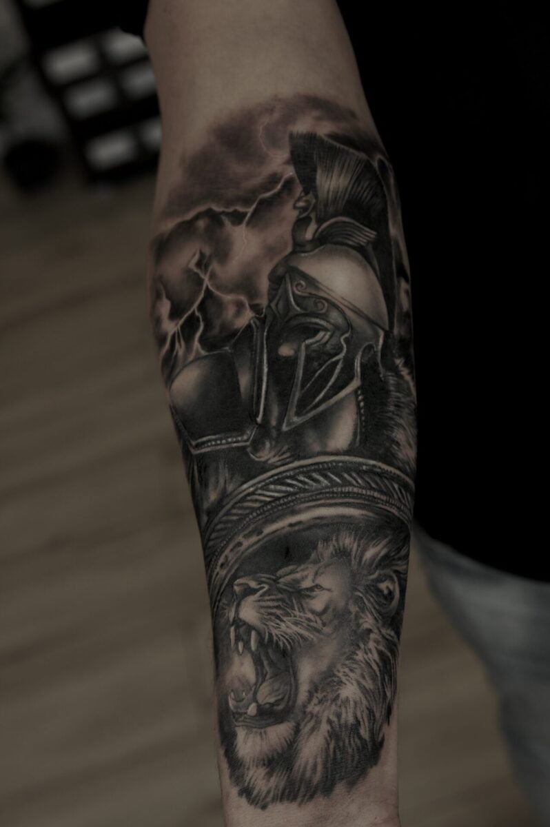tatuaz realistyczny spartanin wojownik