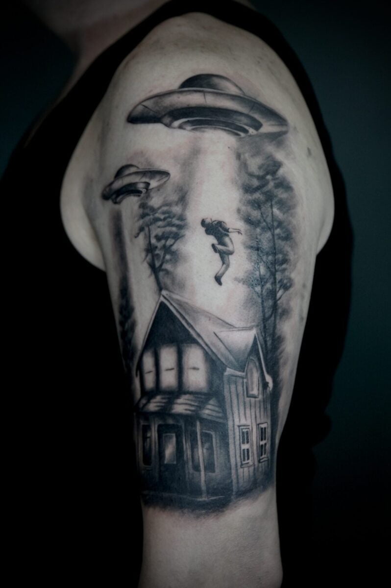 Tatuaż realistyczny UFO kosmici