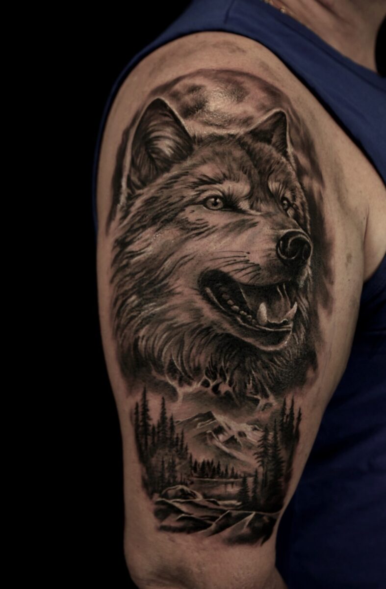 tatuaz realistyczny wilk gory