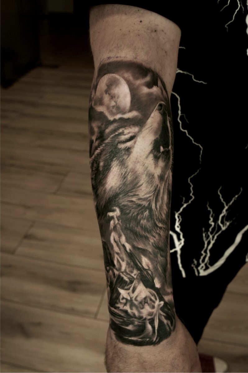 tatuaz realistyczny wilk ognisko