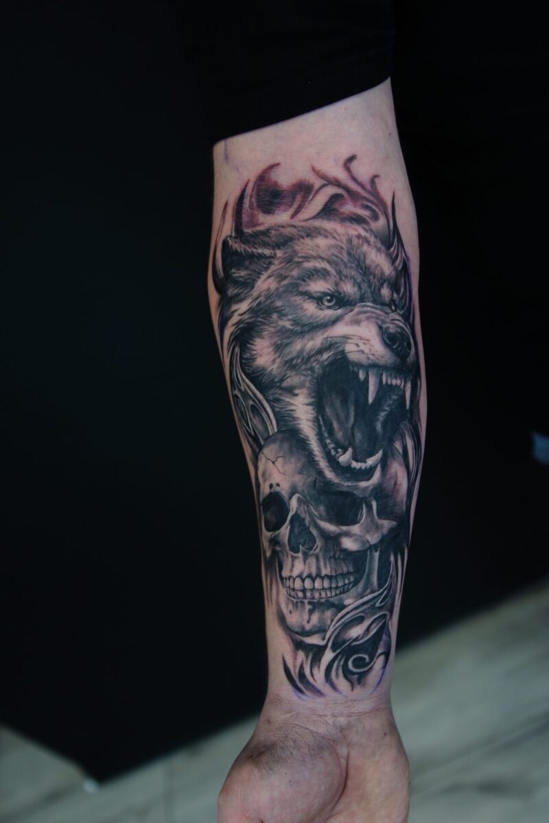 tatuaz realistyczny wilk z czaszka